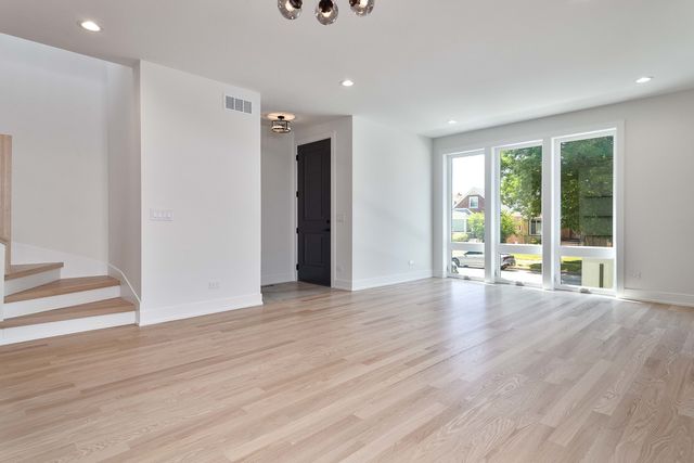 5355 N Melvina Avenue, Chicago, IL 60630