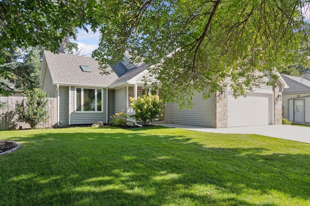 2534 Timberlea Drive, Woodbury, MN 55125
