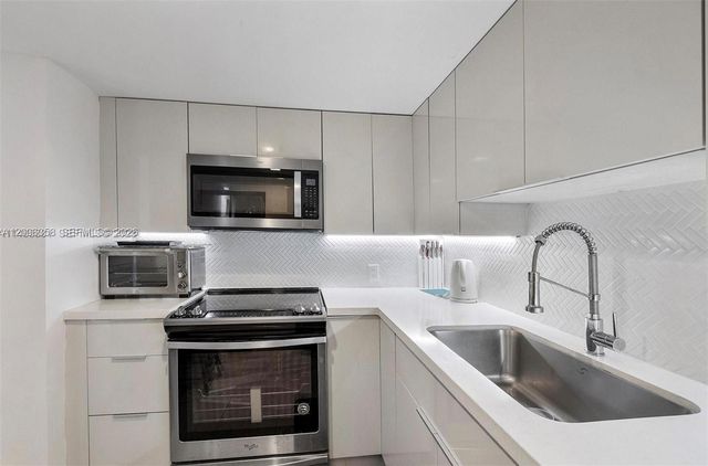100 Bayview Drive PH31, Sunny Isles Beach, FL 33160