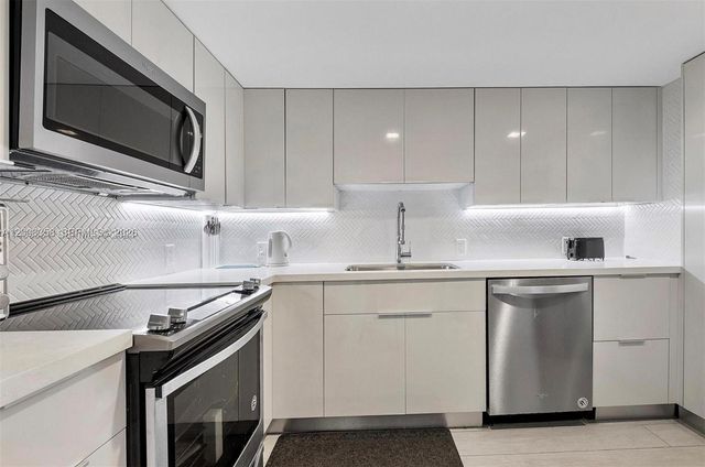 100 Bayview Drive PH31, Sunny Isles Beach, FL 33160