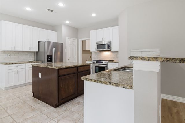 1411 Golf Club Drive, Lantana, TX 76226