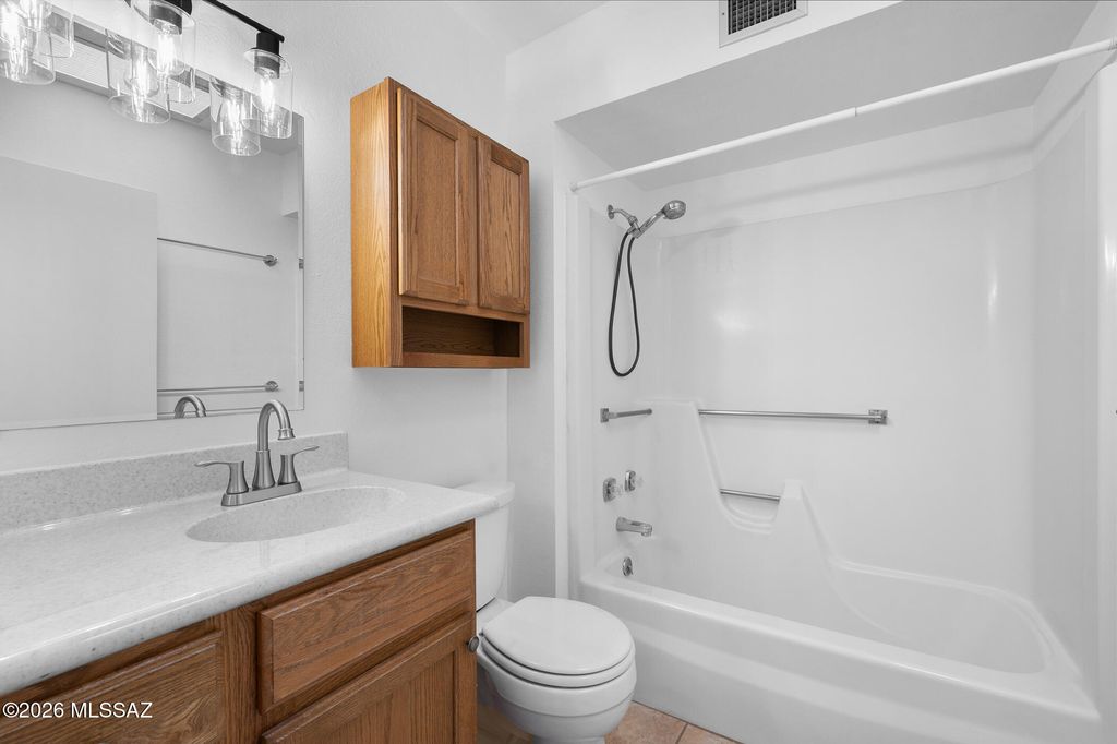 Image 12 of property listing at 1018 Calle De La Temporada, Green Valley, AZ 85614