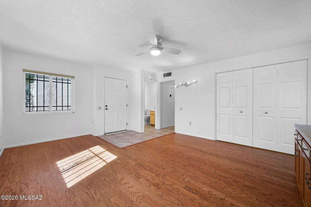 Image 15 of property listing at 1018 Calle De La Temporada, Green Valley, AZ 85614
