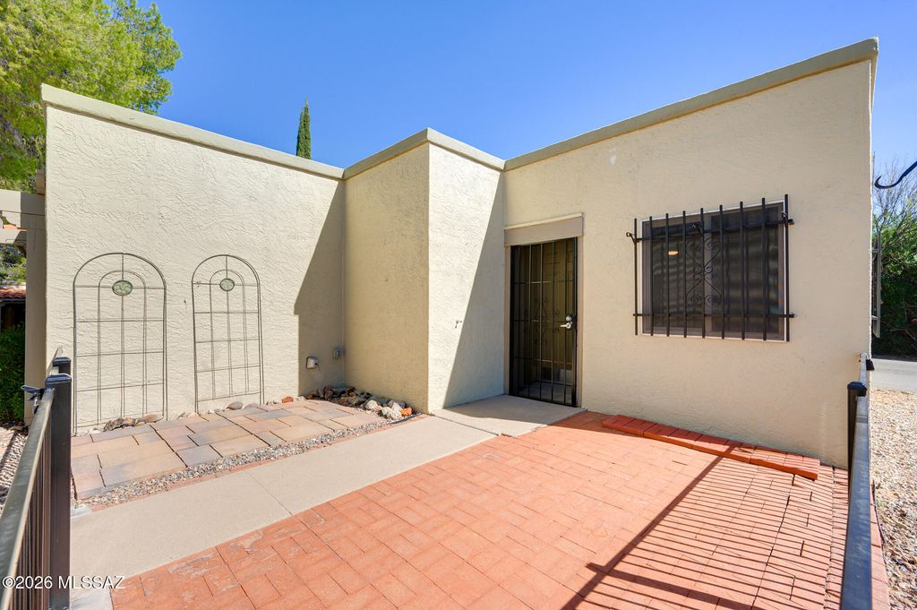 Image 2 of property listing at 1018 Calle De La Temporada, Green Valley, AZ 85614