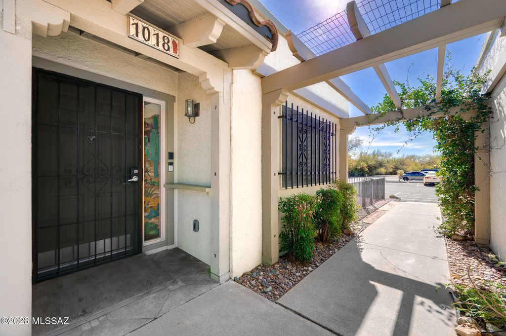 Image 3 of property listing at 1018 Calle De La Temporada, Green Valley, AZ 85614
