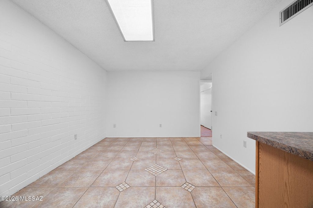 Image 5 of property listing at 1018 Calle De La Temporada, Green Valley, AZ 85614
