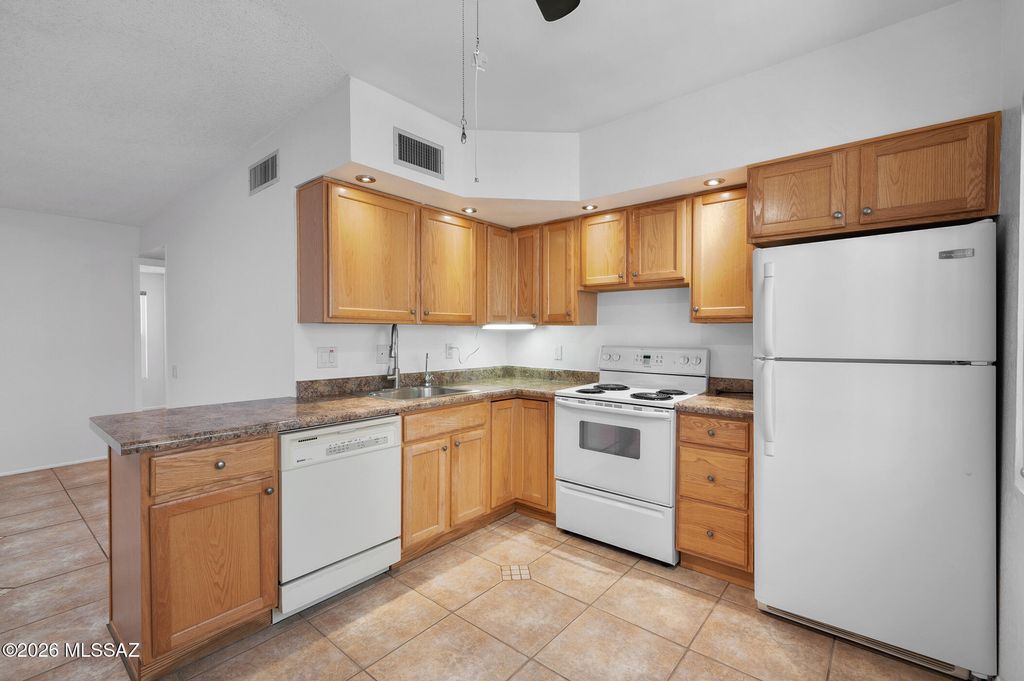 Image 7 of property listing at 1018 Calle De La Temporada, Green Valley, AZ 85614