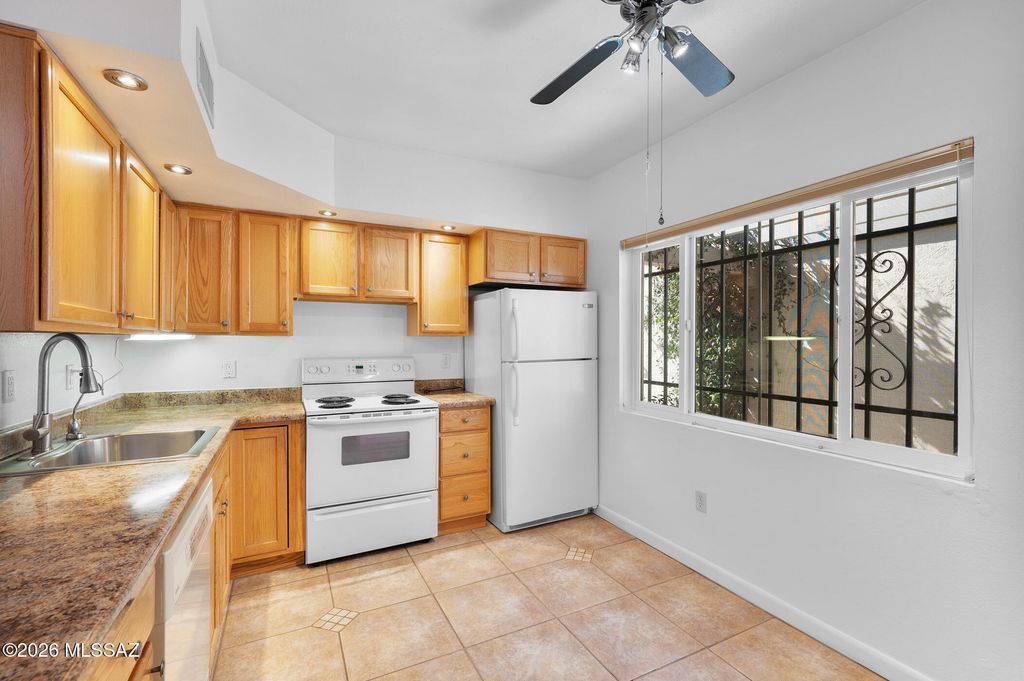 Image 8 of property listing at 1018 Calle De La Temporada, Green Valley, AZ 85614