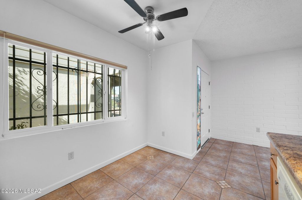Image 9 of property listing at 1018 Calle De La Temporada, Green Valley, AZ 85614