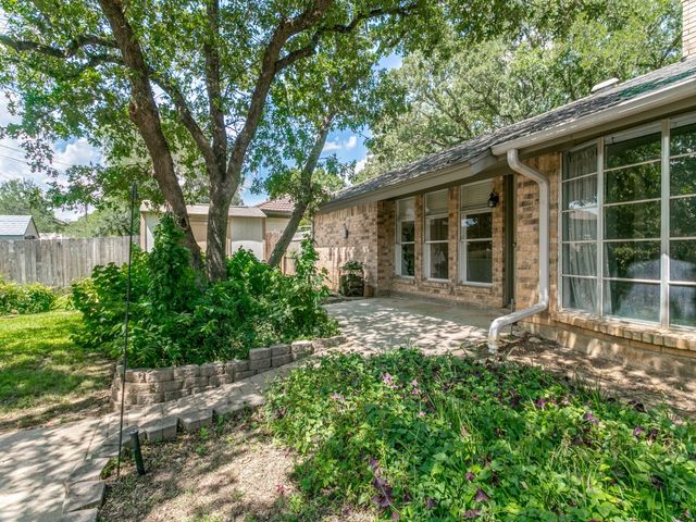 2201 Cambridge Drive, Hurst, TX 76054