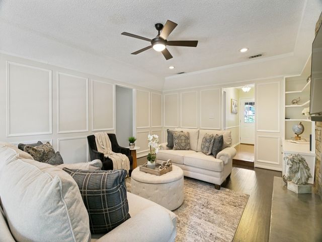 2201 Cambridge Drive, Hurst, TX 76054
