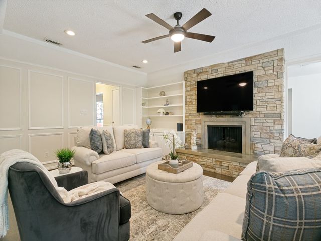 2201 Cambridge Drive, Hurst, TX 76054