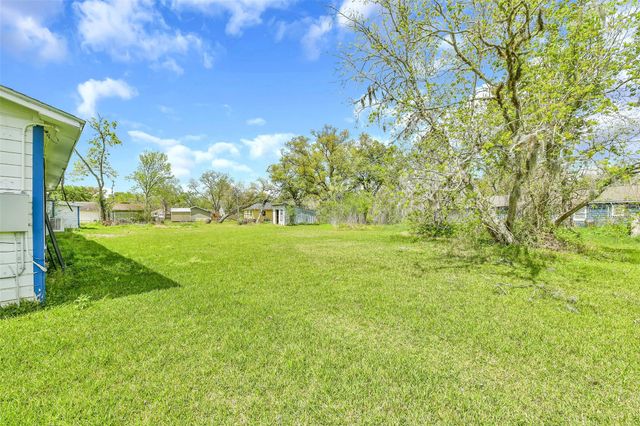 1220 Pecan Street, Clute, TX 77531