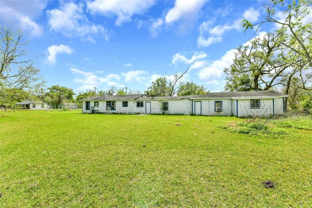 1220 Pecan Street, Clute, TX 77531