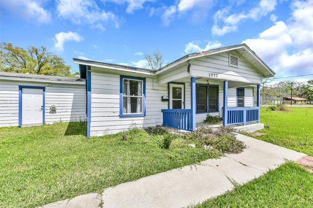 1220 Pecan Street, Clute, TX 77531