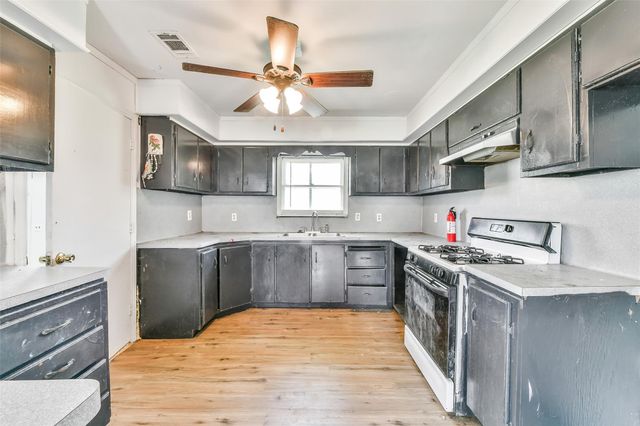 1220 Pecan Street, Clute, TX 77531