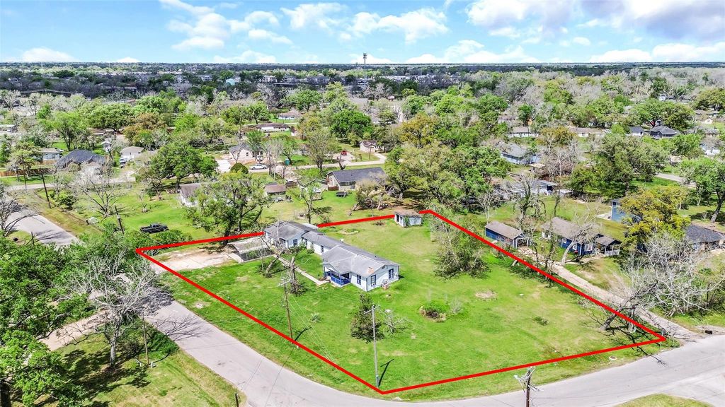 1220 Pecan Street, Clute, TX 77531