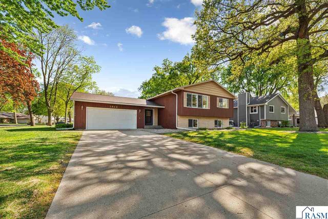 1813 Marie Lane, North Mankato, MN 56003