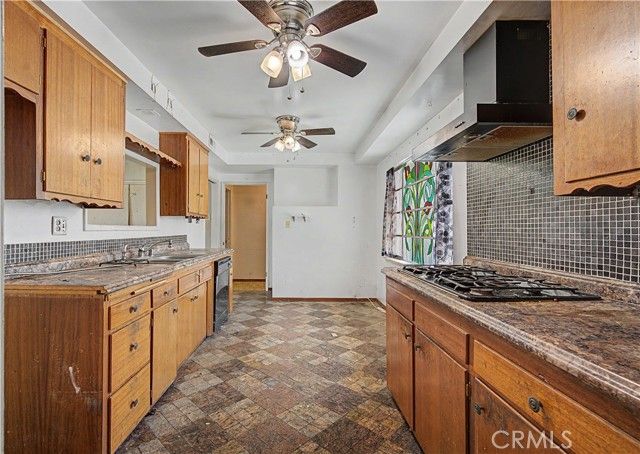 22337 Strathern Street, Canoga Park (los Angeles), CA 91304