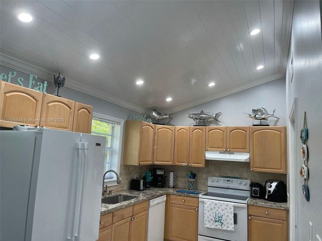 1013 Snapper Ln, Key Largo, FL 33037