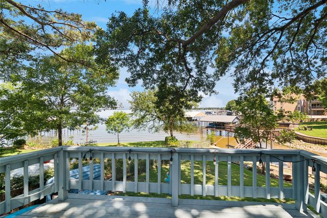 118 Lancelot Drive, Mabank, TX 75156