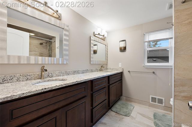 39254 E Royal Doulton Boulevard, Clinton Charter Township, MI 48038