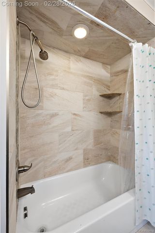 39254 E Royal Doulton Boulevard, Clinton Charter Township, MI 48038