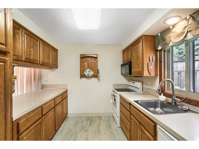 16615 Ne HALSEY St, Portland, OR 97230