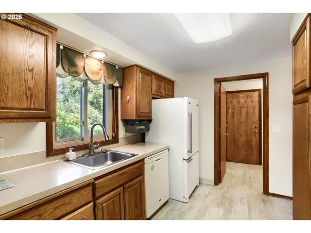 16615 Ne HALSEY St, Portland, OR 97230