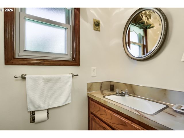 16615 Ne HALSEY St, Portland, OR 97230