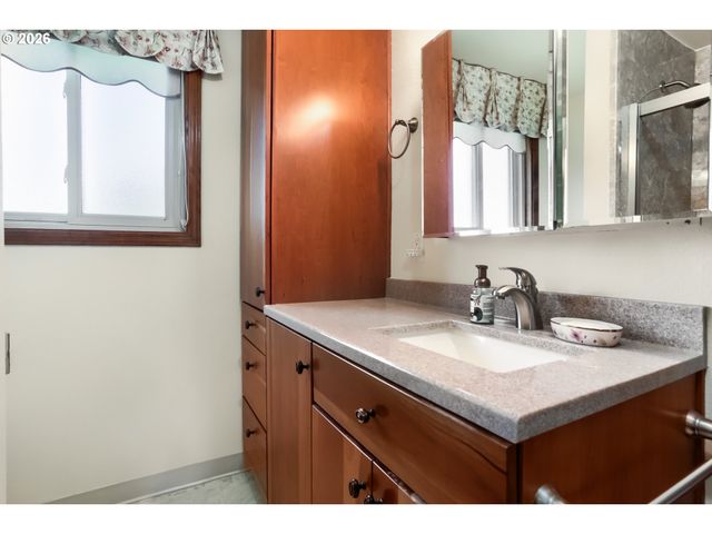 16615 Ne HALSEY St, Portland, OR 97230