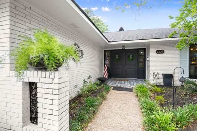 1300 Wellington Dr, Baton Rouge, LA 70815