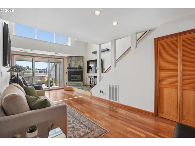 170 N HAYDEN BAY Dr, Portland, OR 97217