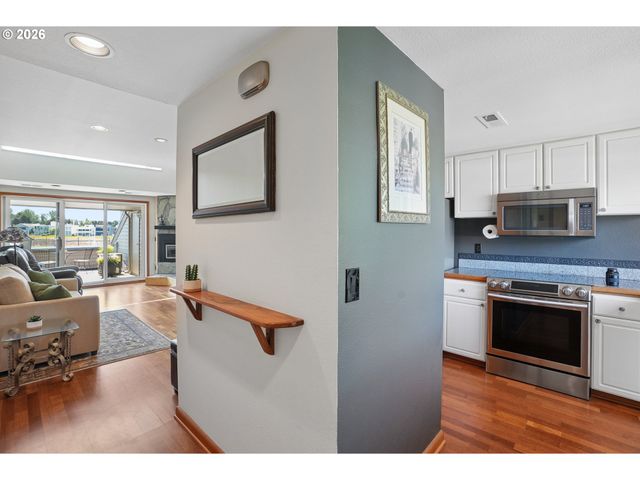 170 N HAYDEN BAY Dr, Portland, OR 97217