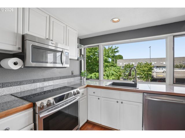 170 N HAYDEN BAY Dr, Portland, OR 97217