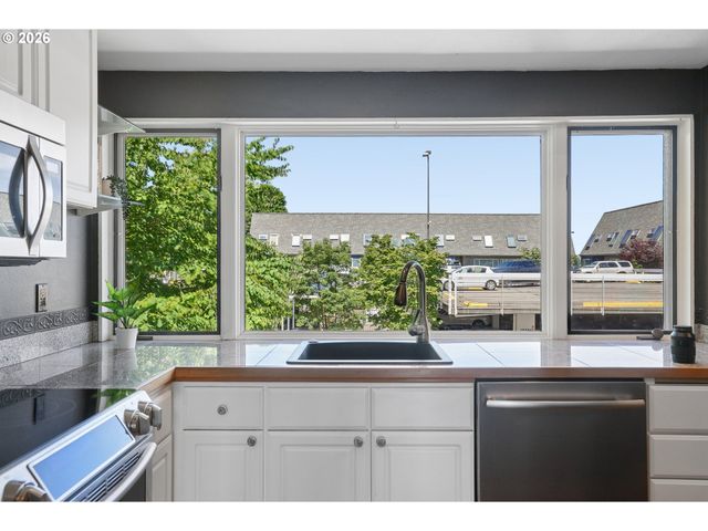 170 N HAYDEN BAY Dr, Portland, OR 97217