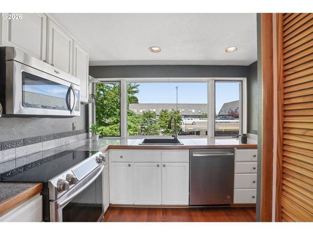 170 N HAYDEN BAY Dr, Portland, OR 97217