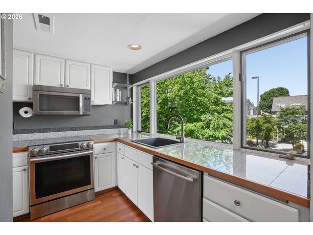 170 N HAYDEN BAY Dr, Portland, OR 97217