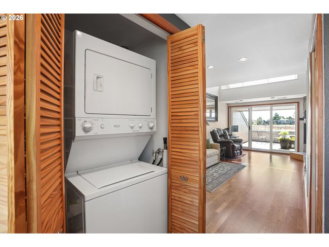 170 N HAYDEN BAY Dr, Portland, OR 97217