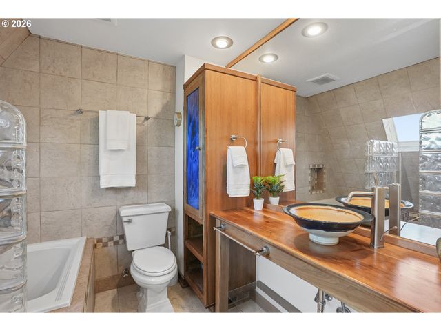 170 N HAYDEN BAY Dr, Portland, OR 97217