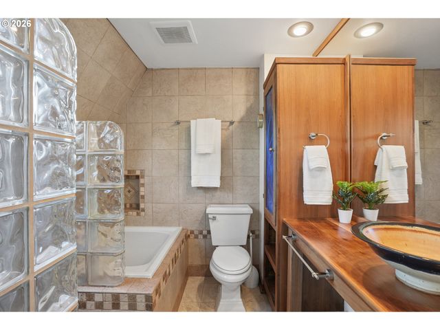 170 N HAYDEN BAY Dr, Portland, OR 97217