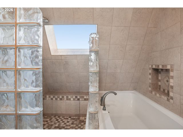 170 N HAYDEN BAY Dr, Portland, OR 97217
