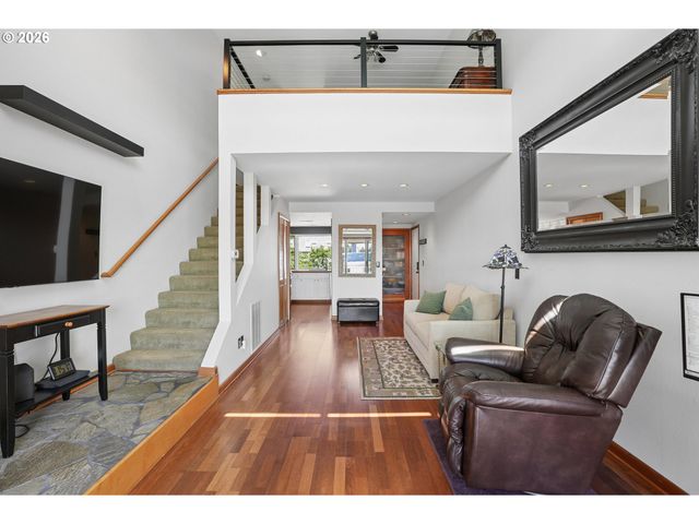170 N HAYDEN BAY Dr, Portland, OR 97217