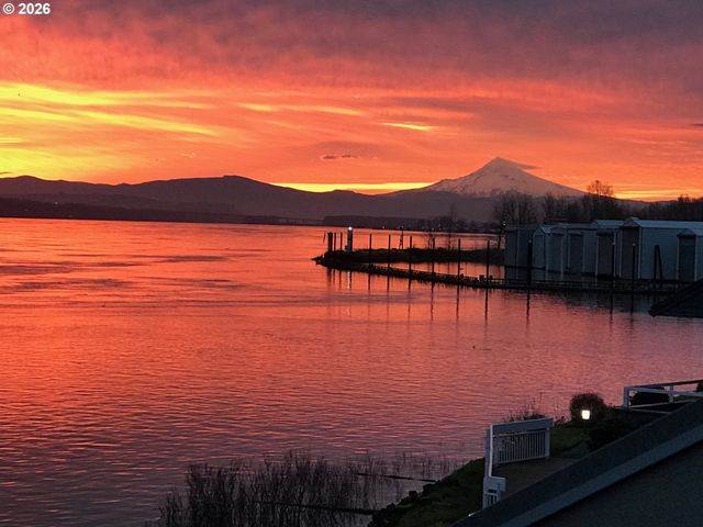 170 N HAYDEN BAY Dr, Portland, OR 97217