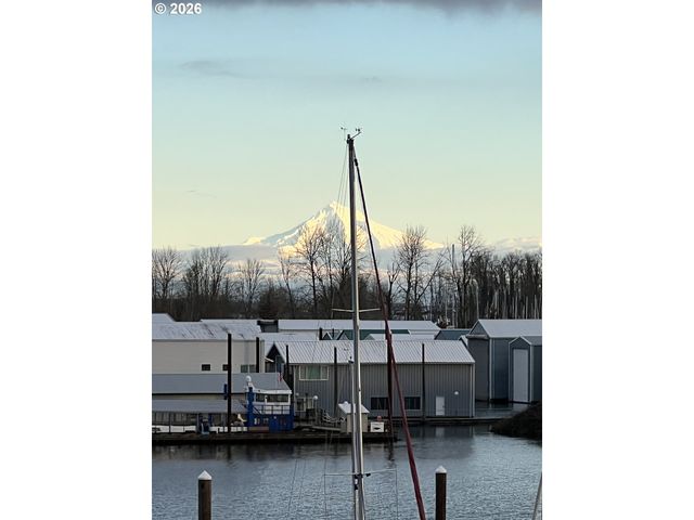 170 N HAYDEN BAY Dr, Portland, OR 97217