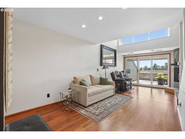 170 N HAYDEN BAY Dr, Portland, OR 97217