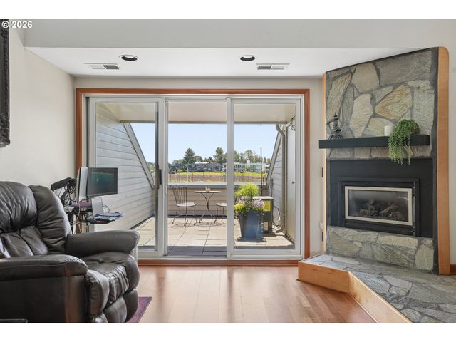 170 N HAYDEN BAY Dr, Portland, OR 97217