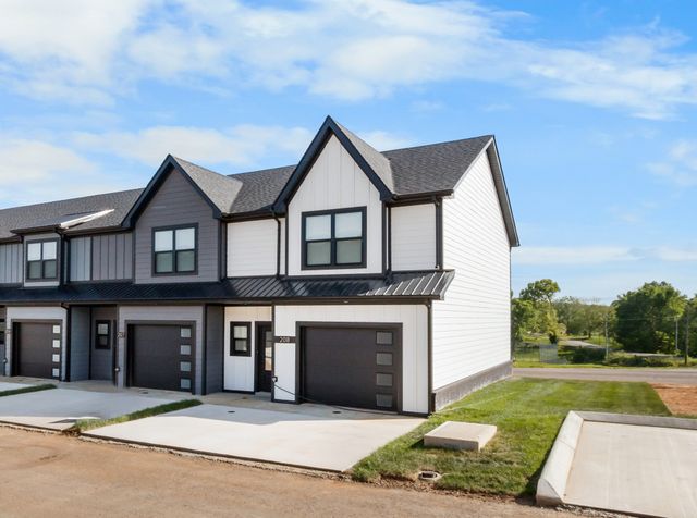 208 Jonathan Wade Pvt Cir, Clarksville, TN 37043