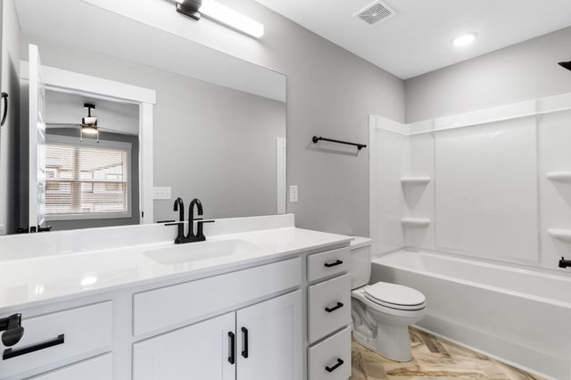 208 Jonathan Wade Pvt Cir, Clarksville, TN 37043