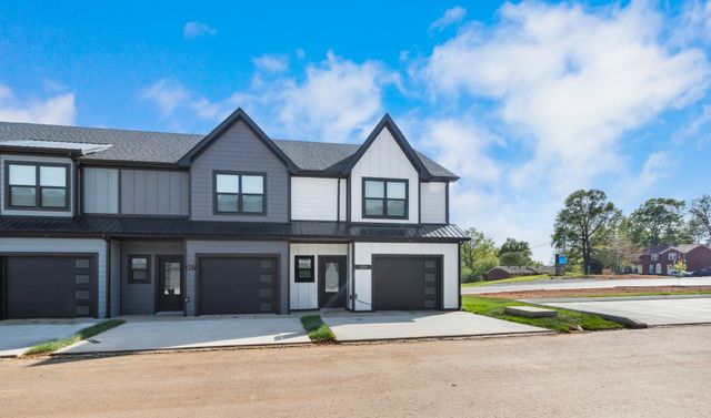 208 Jonathan Wade Pvt Cir, Clarksville, TN 37043